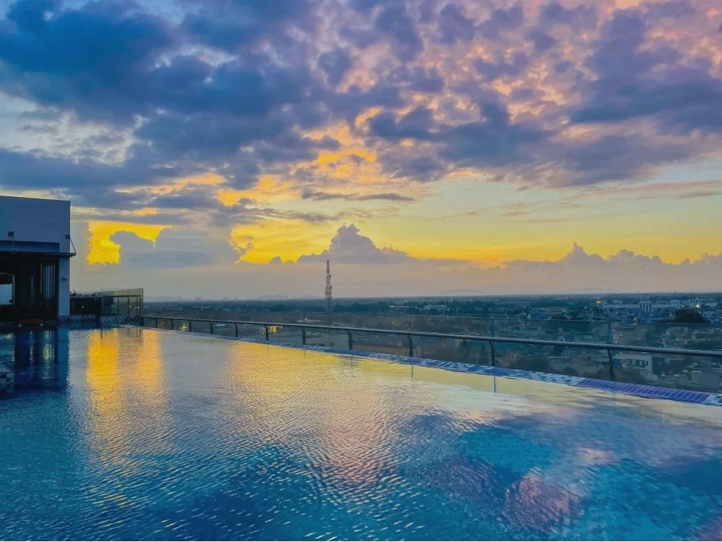 Bể bơi vô cực tại khách sạn Dragon Style Hotel