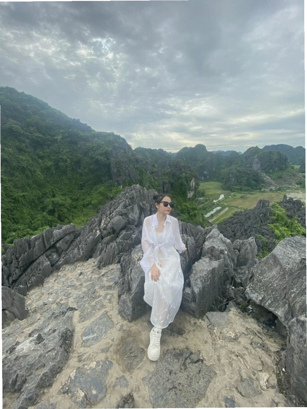 Các bậc thang đá dẫn lên đỉnh Lying Dragon Mountain uốn lượn qua mây trời