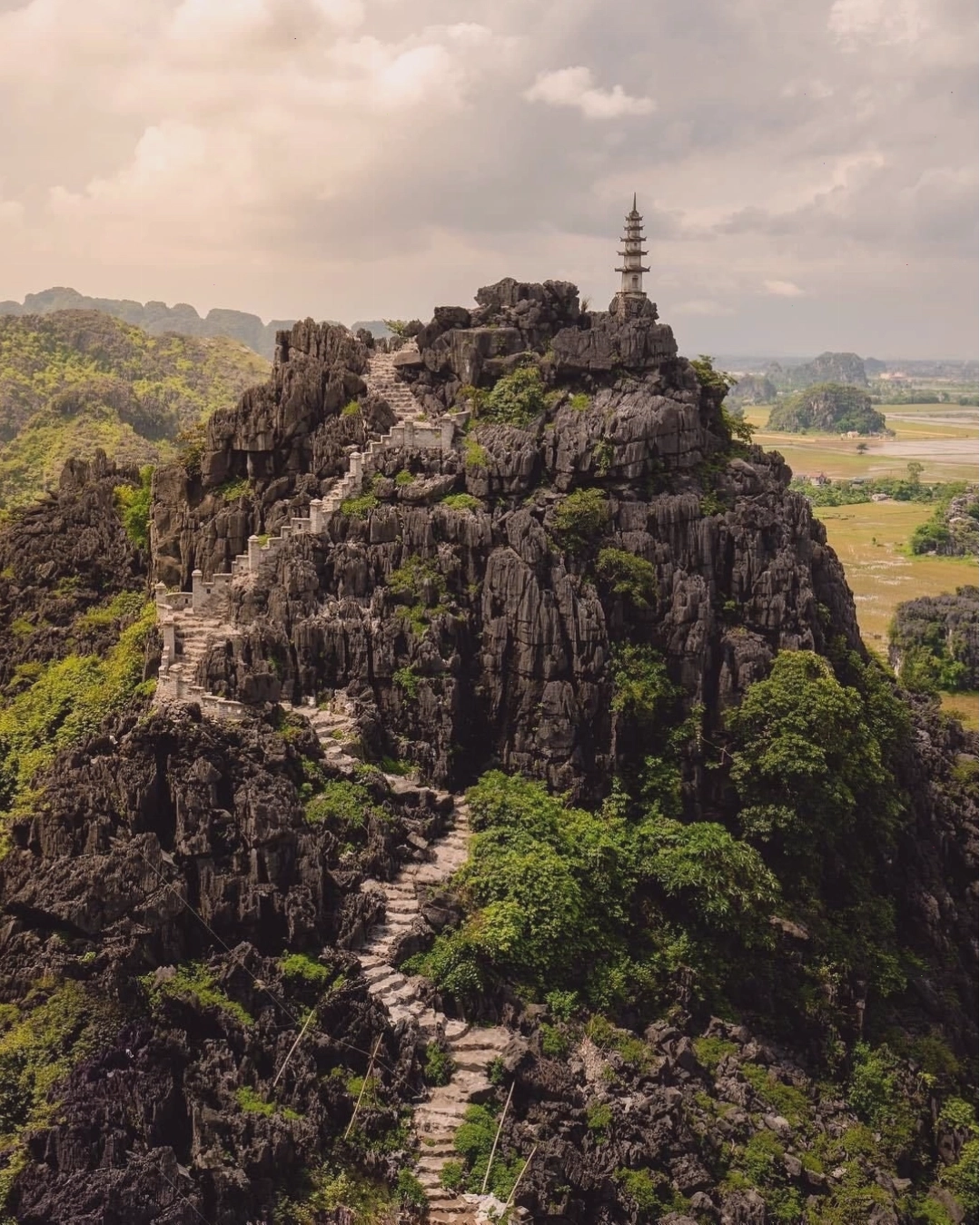 Cảnh quan thiên nhiên ấn tượng gần Dragon Mountain