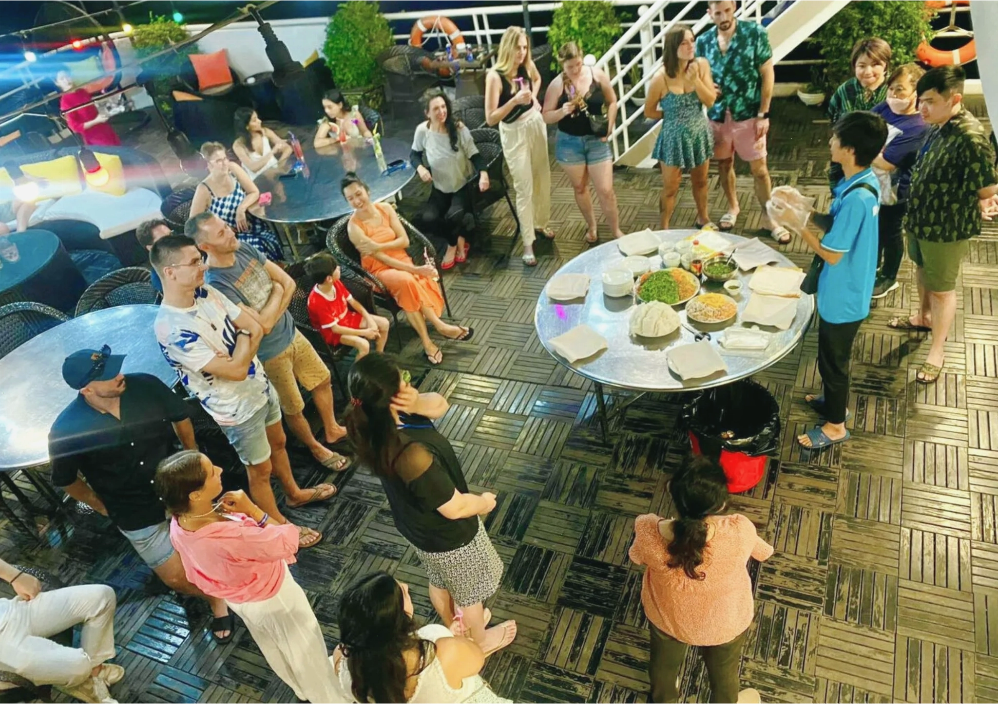Chi tiết ban công phòng Deluxe Balcony trên du thuyền Dragon Bay Cruise