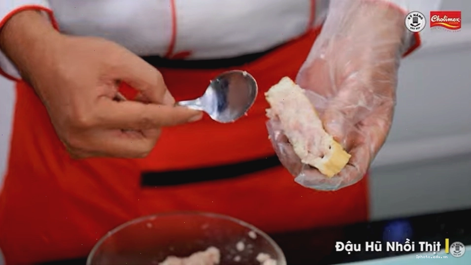 Chiên đậu hũ nhồi thịt trên chảo dầu nóng