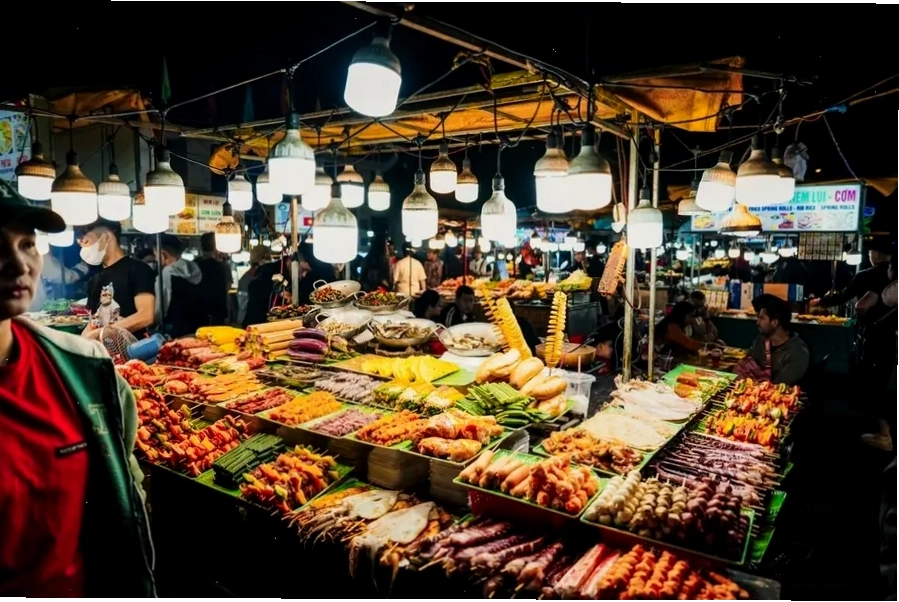 Chợ đêm Sơn Trà nằm gần Cầu Rồng và Cầu Tình Yêu