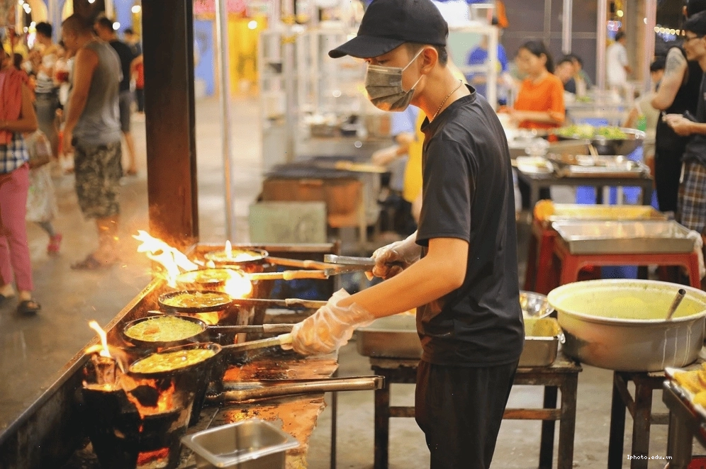 Chợ đêm Sơn Trà với hơn 100 gian hàng địa phương
