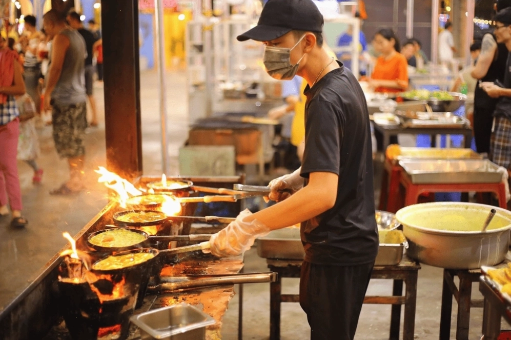 Chợ đêm Sơn Trà với hơn 100 gian hàng địa phương bày bán hàng hóa dọc hai bên đường