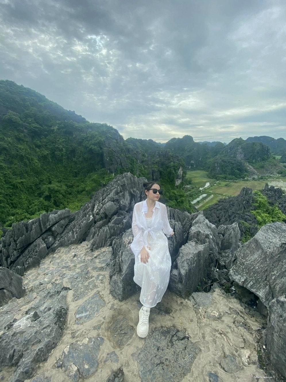 Con đường đá dẫn lên đỉnh Dragon Mountain Ninh Binh