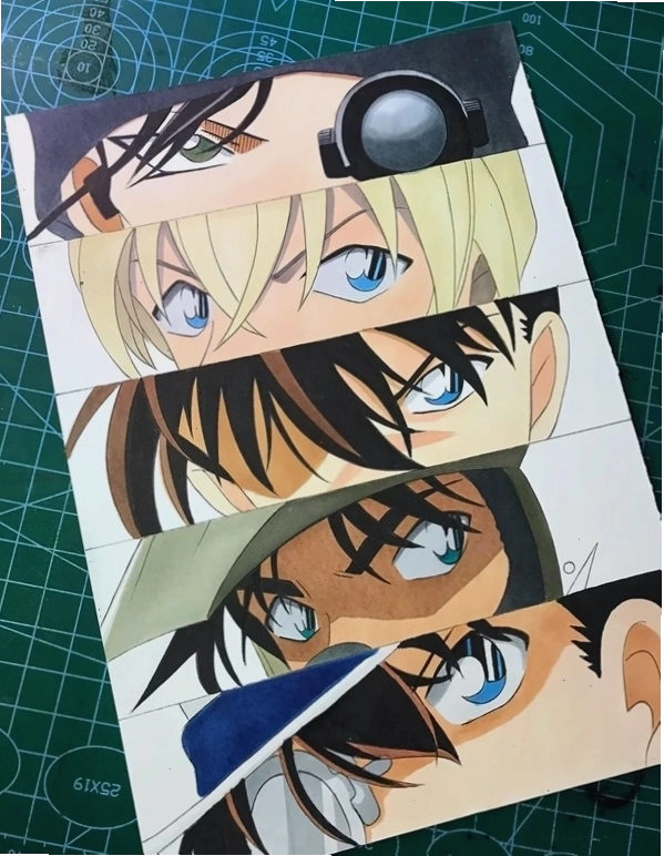 Conan Chibi đang cầm tập hồ sơ vụ án