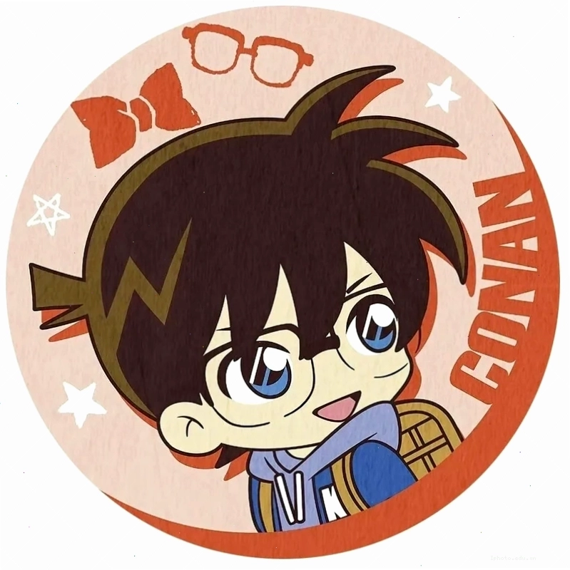 Conan chibi ngồi suy tư với vẻ mặt trầm ngâm