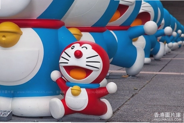 Doraemon đang vui vẻ bên cạnh bạn bè