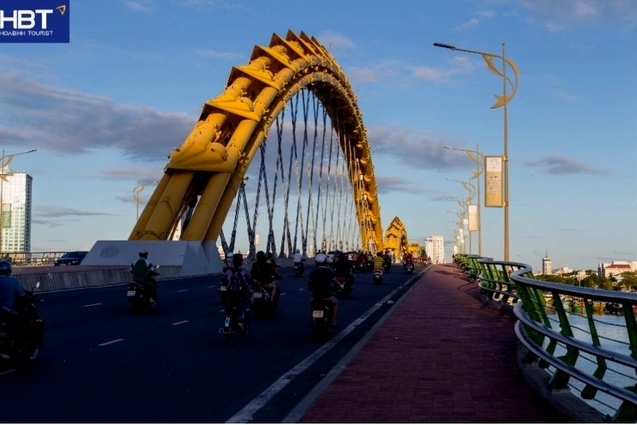 Dragon Bridge Da Nang at night