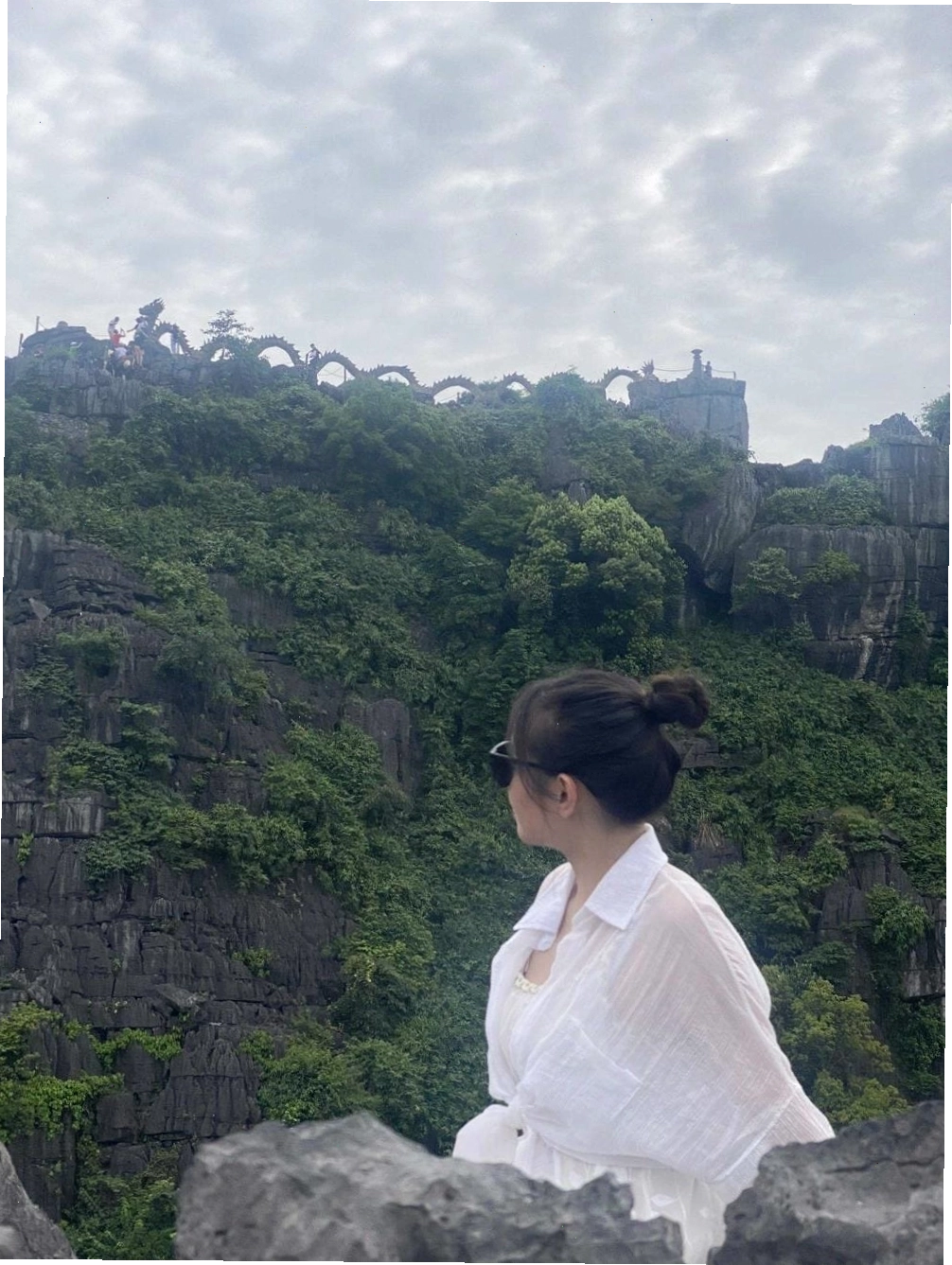 Du khách chuẩn bị cho chuyến leo núi Lying Dragon Mountain