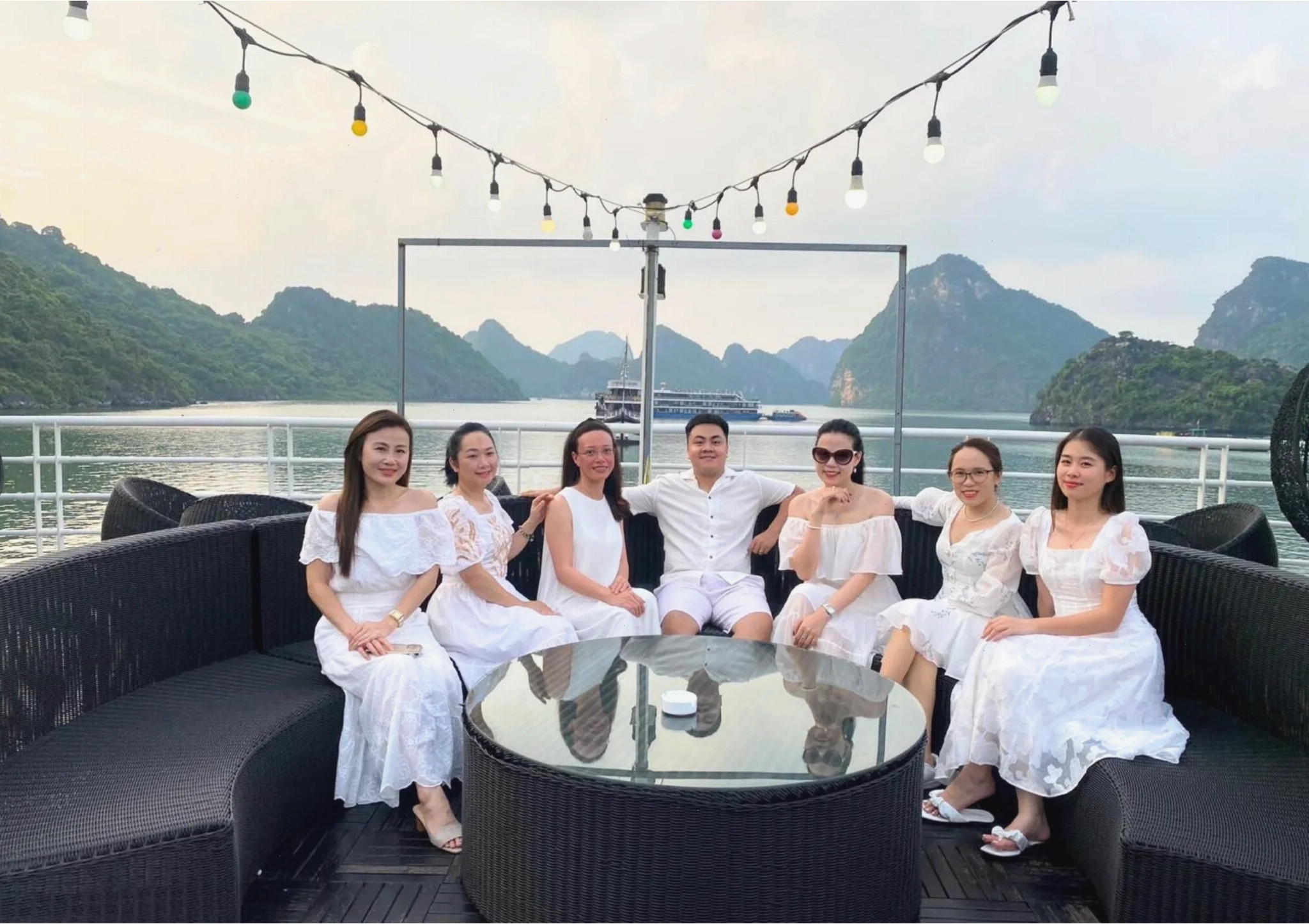 Du thuyền Dragon Bay Cruise sang trọng neo đậu trên Vịnh Hạ Long