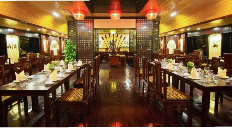 Du thuyền Dragon Legend ban đêm lung linh ánh đèn