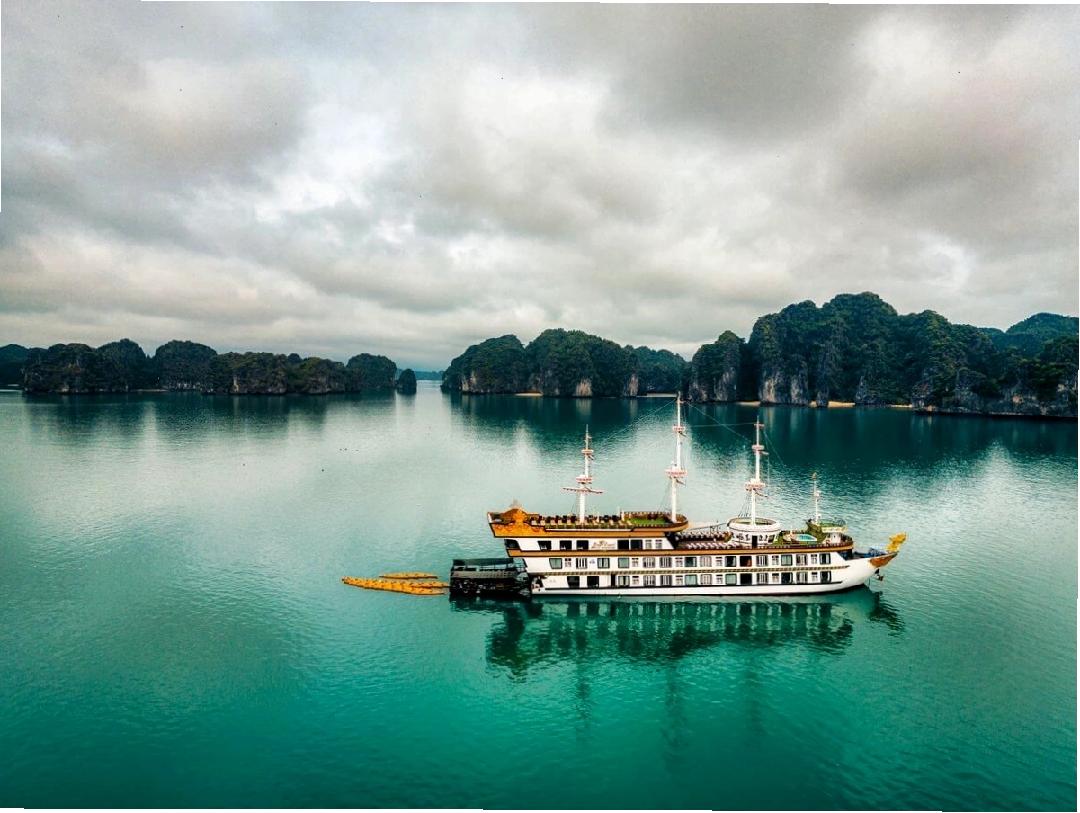 Du thuyền Dragon Legend sang trọng neo đậu trên Vịnh Hạ Long