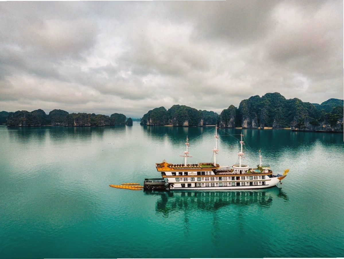 Du thuyền Dragon Legend sang trọng trên Vịnh Hạ Long thuộc Blue Dragon Tours