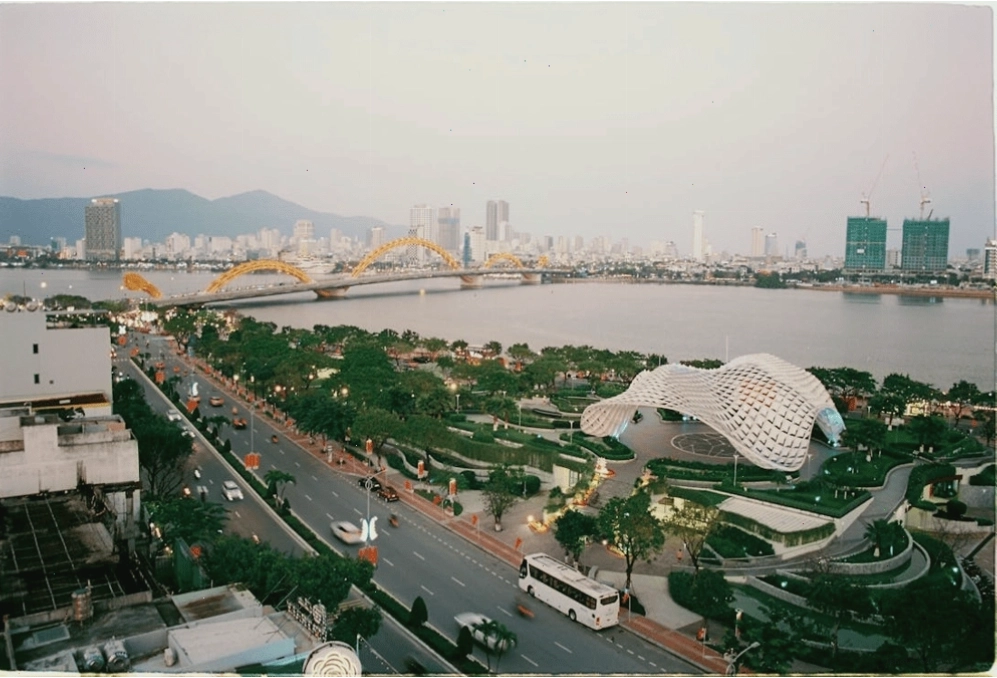 Ghi lại khoảnh khắc Cầu Rồng phun lửa từ góc nhìn drone