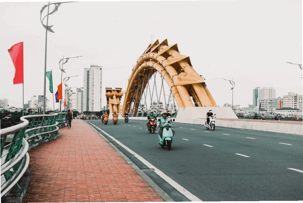 Góc nhìn trực diện các màn biểu diễn khi đứng trên Cầu Rồng
