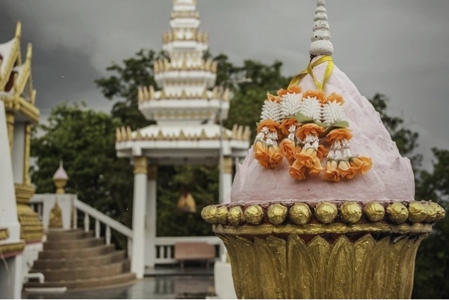 Hình ảnh em bé trong trang phục Phật giáo