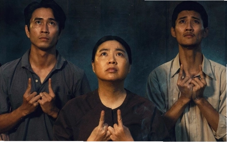 Hình ảnh mọi người đang sử dụng điện thoại để livestream, kết nối toàn cầu