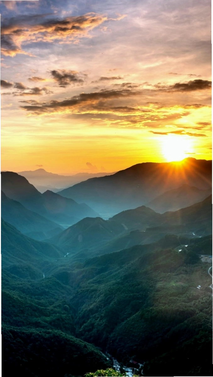 Hình nền núi tuyết với sương mù bao phủ