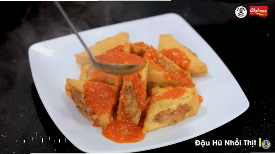 Hoàn thiện món đậu hũ nhồi thịt sốt cà chua hấp dẫn