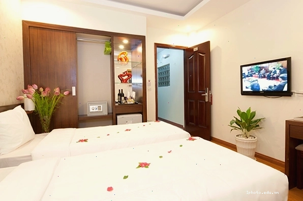 Không gian phòng ngủ sáng sủa với cửa sổ lớn