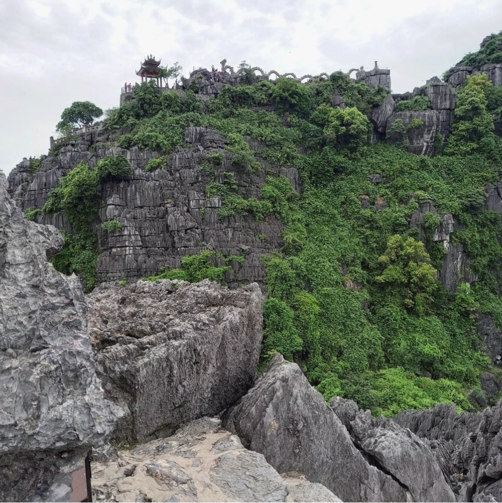 Lying Dragon Mountain Ninh Bình nằm tại thôn Khe Đầu Hạ, xã Ninh Xuân, huyện Hoa Lư