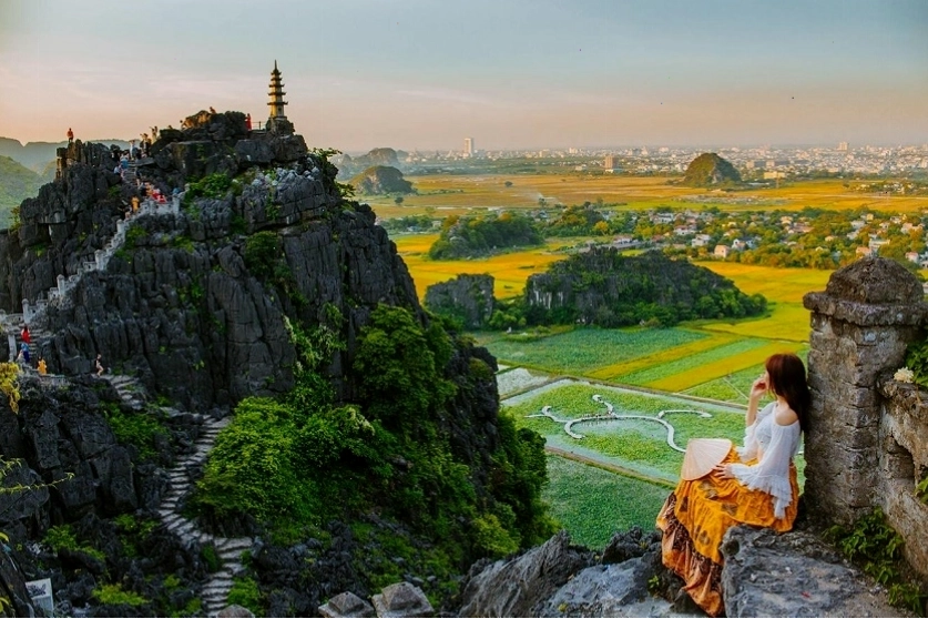 Một góc nhìn khác của Ngoạ Long Sơn (Dragon Mountain)
