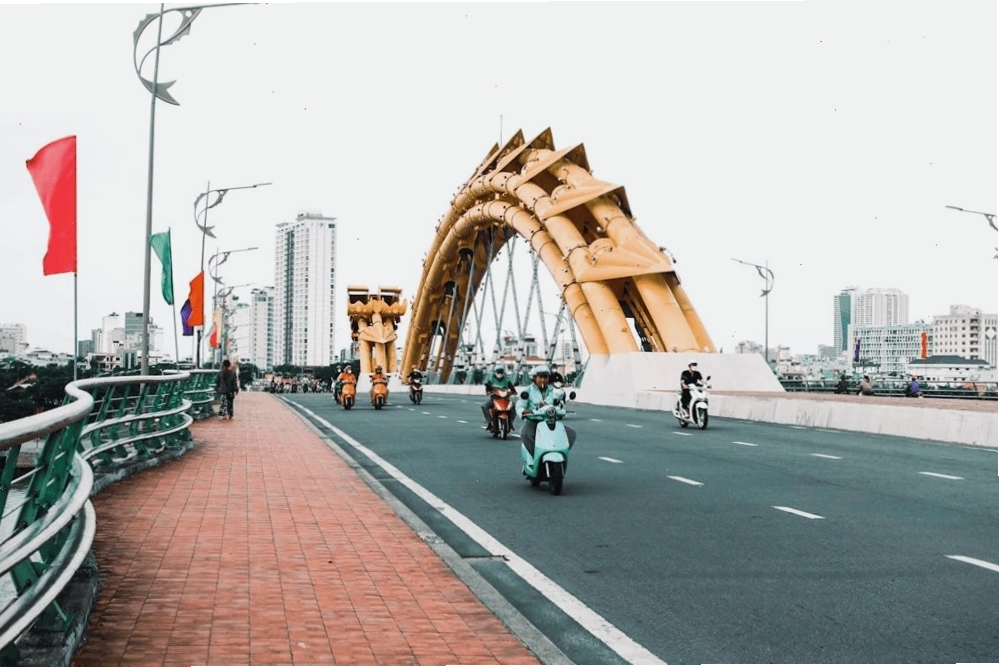 Một góc nhìn trực diện các màn trình diễn khi đứng trên Cầu Rồng