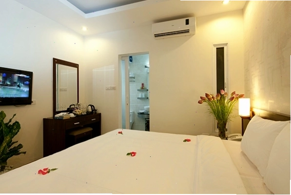 Một góc phòng ngủ với giường lớn và nội thất hiện đại