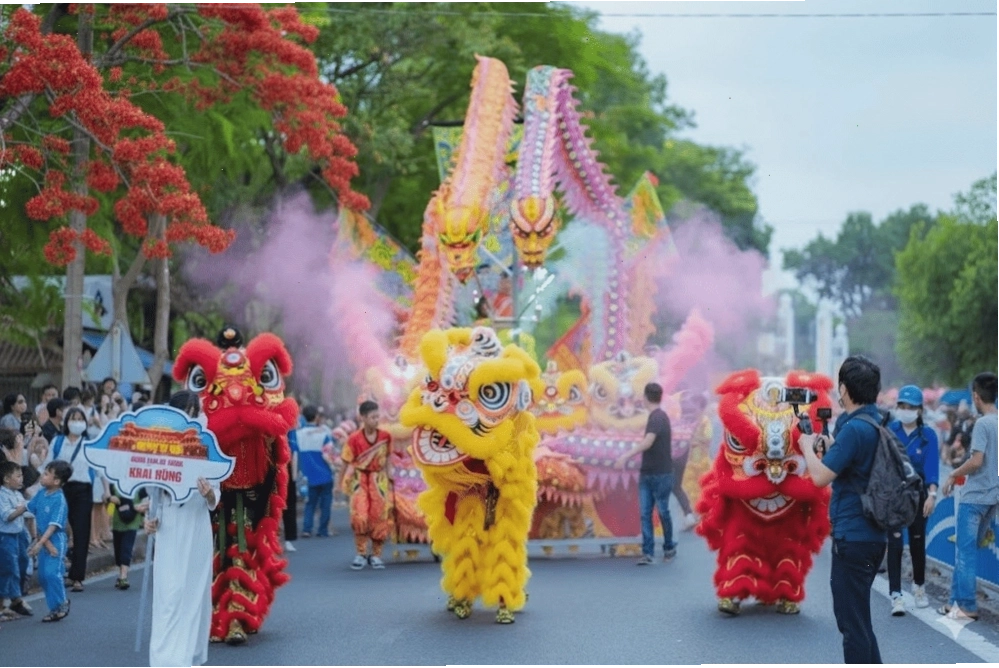 Múa rồng Việt Nam thường được biểu diễn trong các lễ hội lớn như Tết Nguyên Đán và Tết Trung Thu