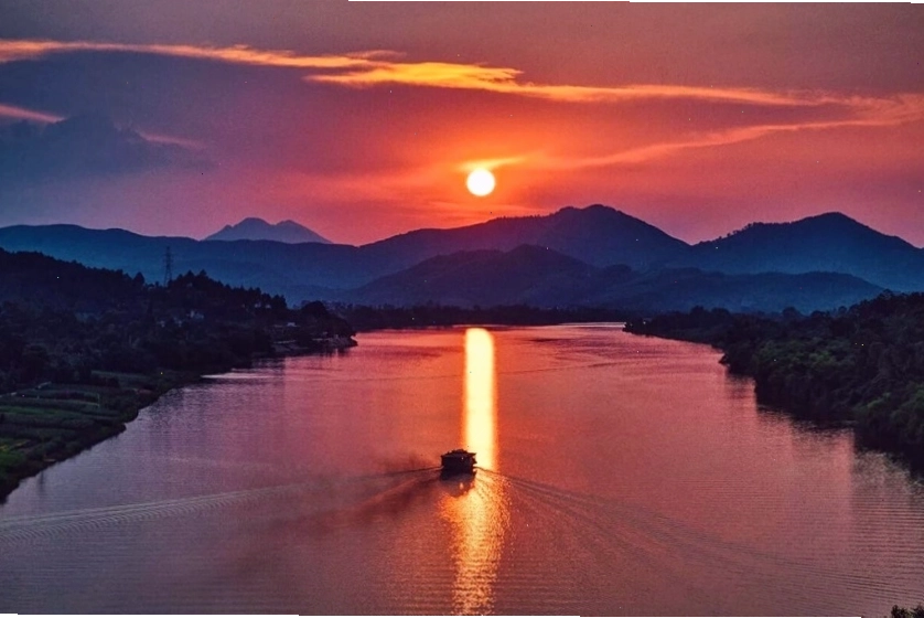 Ngắm hoàng hôn trên thuyền Rồng Huế