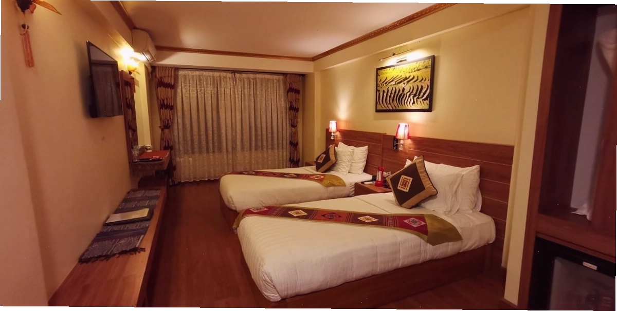 Nhân viên Sapa Dragon Hotel phục vụ khách hàng