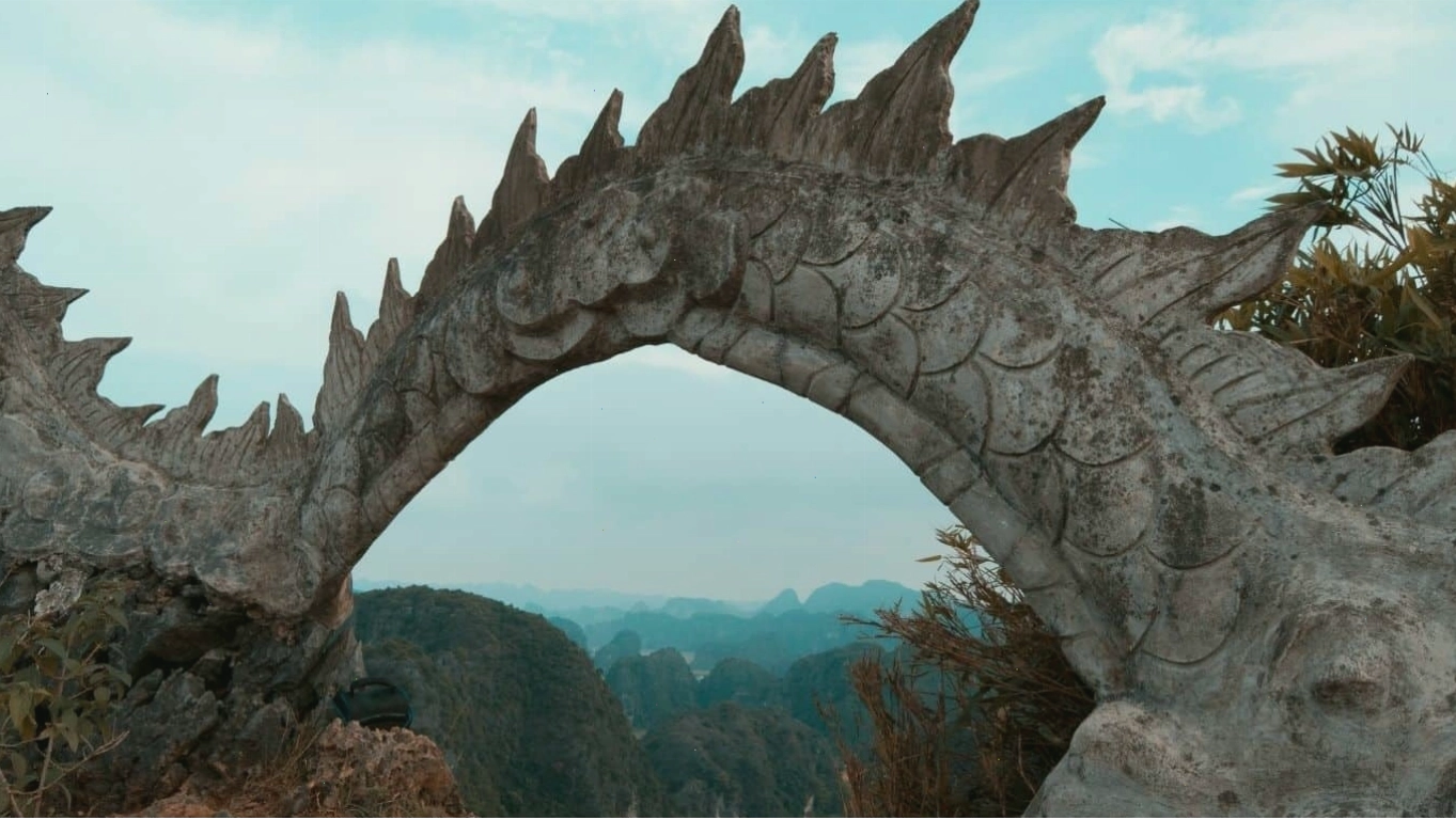 Những bậc thang dẫn lên đỉnh Dragon Mountain Ninh Bình