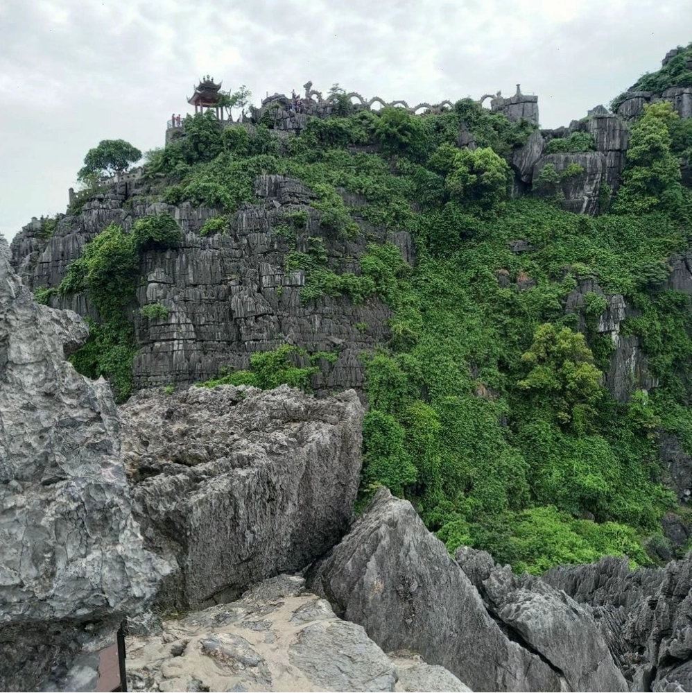 Ninh Binh Dragon Mountain nằm tại làng Khe Đầu Hạ, xã Ninh Xuân, huyện Hoa Lư