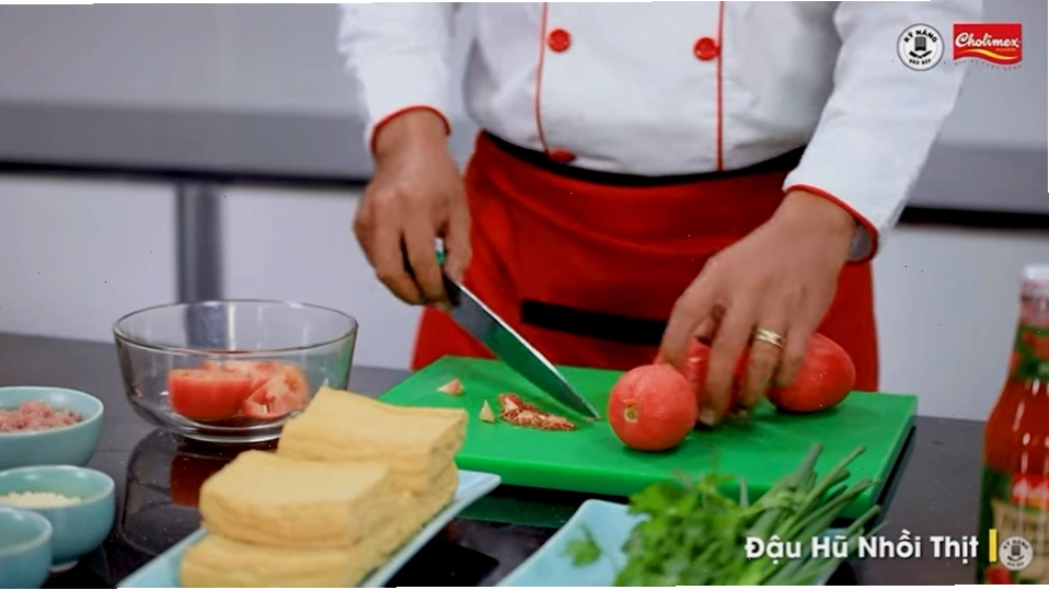 Sơ chế cà chua chín đỏ để làm nước sốt sánh mịn