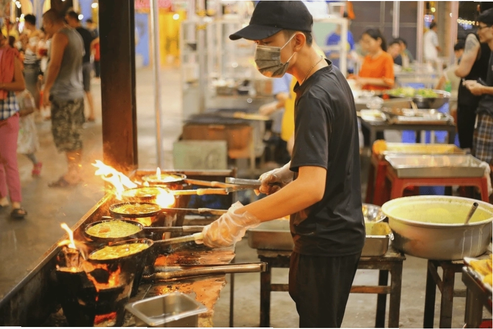 Son Tra Night Market offers numerous local stalls