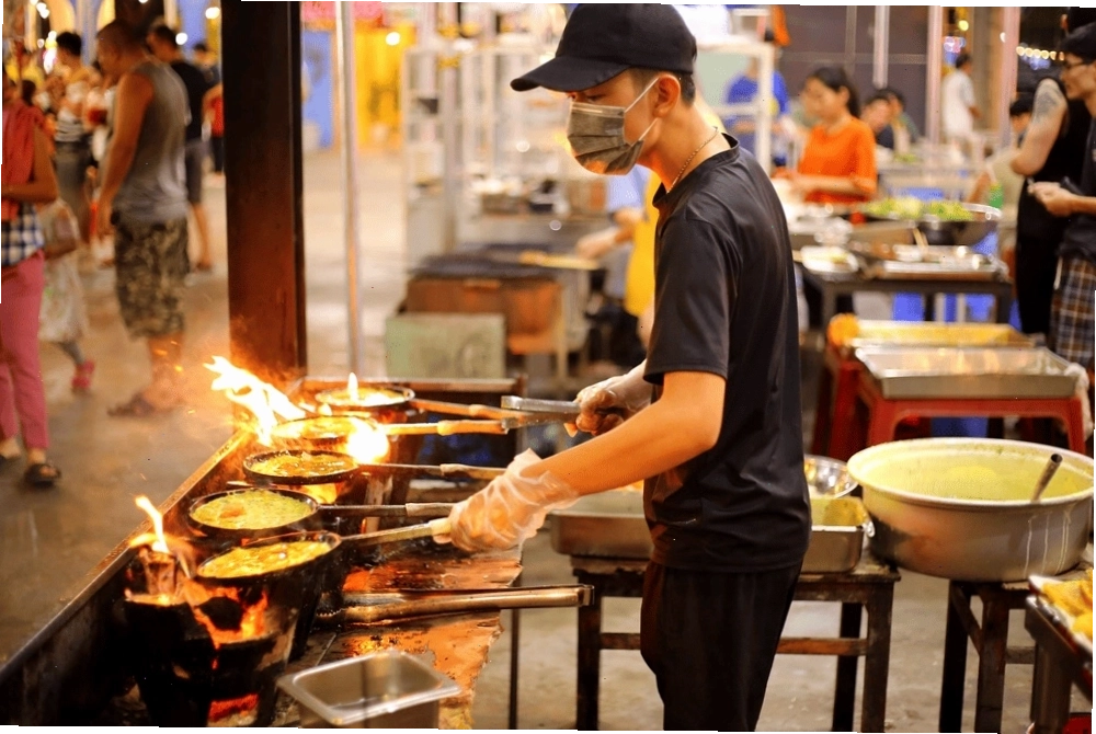 Son Tra Night Market with over 100 local stalls selling goods along the street