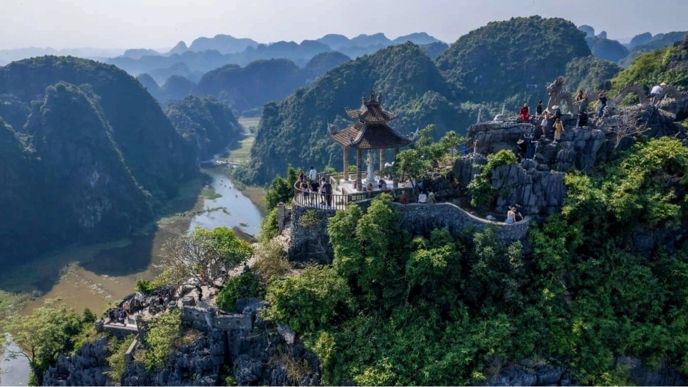 Tầm nhìn từ Dragon Mountain Ninh Bình khi chinh phục thành công