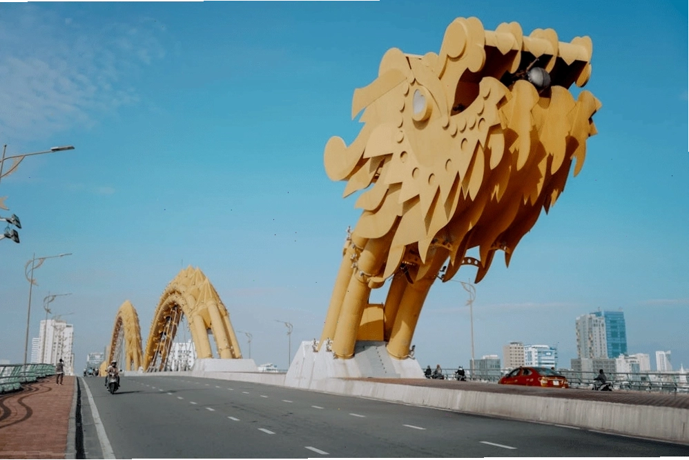 Thân rồng uyển chuyển của Cầu Rồng Đà Nẵng vắt ngang sông Hàn thơ mộng