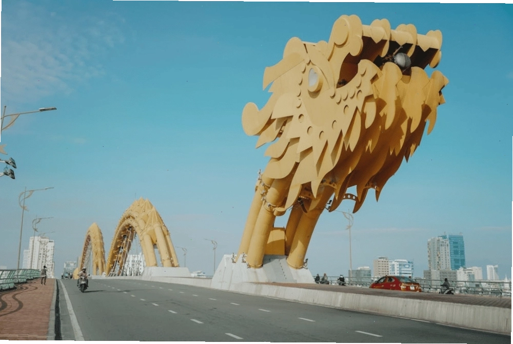 The sinuous body of Dragon Bridge gracefully stretches across the Han River