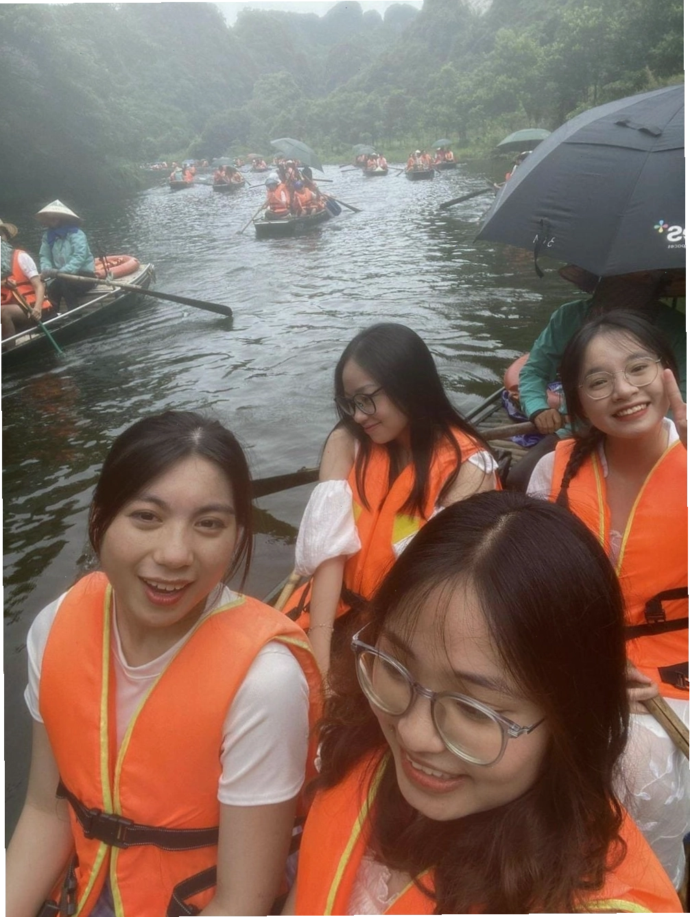 Trải nghiệm đi thuyền khám phá danh thắng Ninh Bình