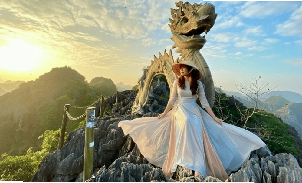 Tượng rồng đá uy nghiêm chào đón du khách lên Lying Dragon Mountain