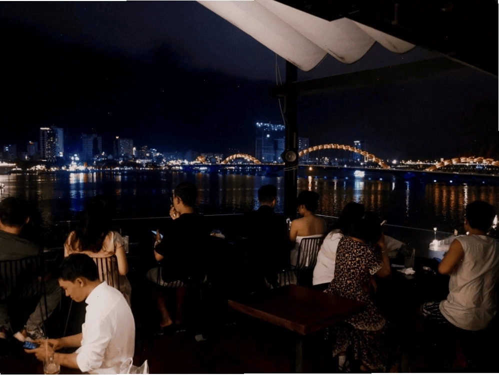 View đẹp từ các quán cà phê để ngắm Cầu Rồng về đêm