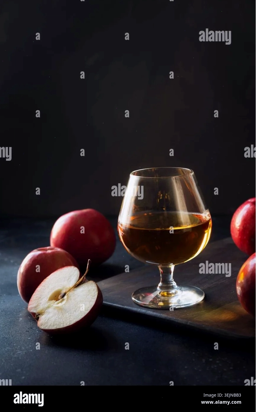 Bàn tiệc với các loại phô mai và rượu Calvados