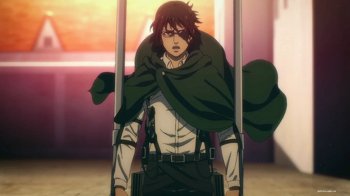 Hange Zoë và Levi Ackerman thảo luận về Titan