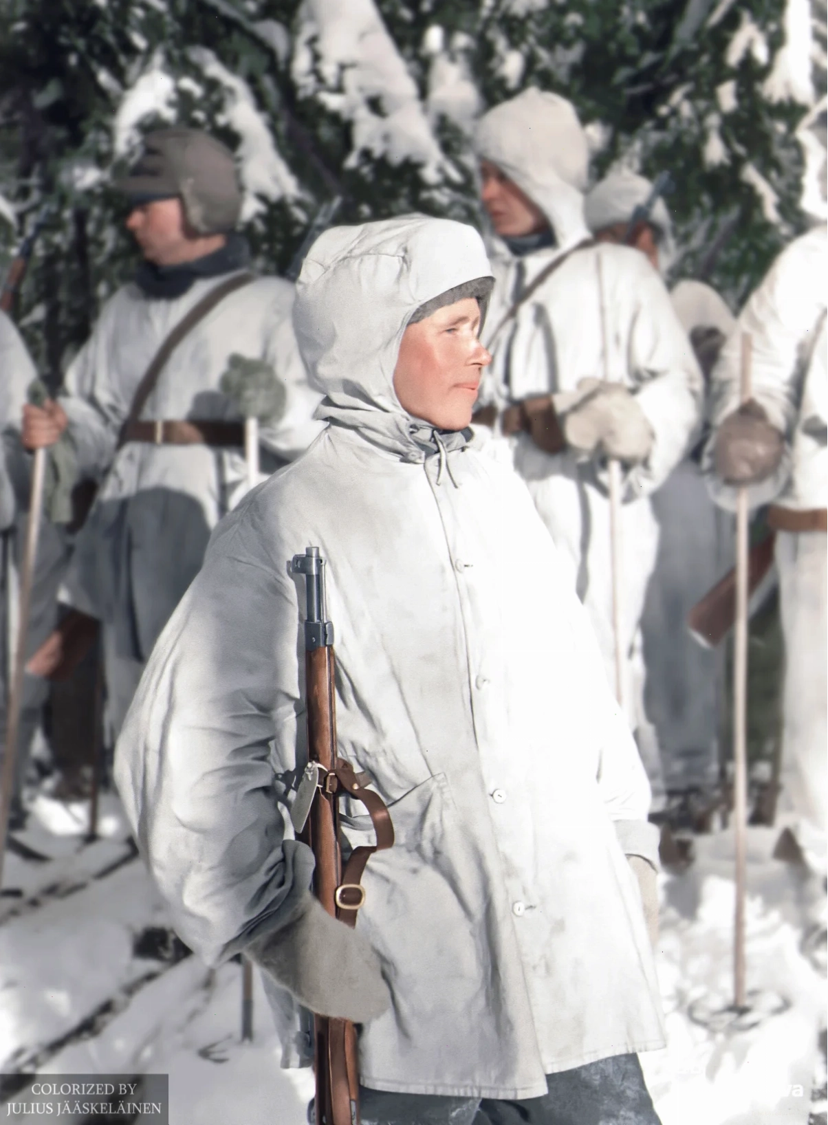 Simo Häyhä trong bộ quân phục mùa đông